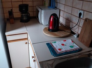 Jääkaappi, mikroaaltouuni, liesi, astianpesukone