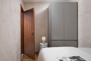 2 quartos, ferros/tábuas de passar roupa, acesso à internet