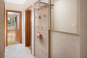 Badewanne, Haartrockner, Handtücher