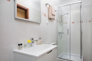 Bathtub, hair dryer, towels - Luxury apartment CasaBlanca - One bedroom apartment (Pula)