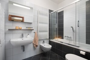 Baignoire, articles de toilette (gratuits), séchoir à cheveux, bidet