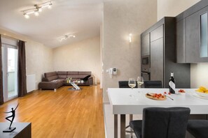 Dining - Apartment Leonardo - Two bedroom apartment with balcony (Pula)