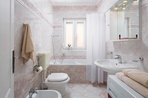 Bathtub, hair dryer, towels - Apartment Amadeus - One bedroom apartment with terrace (Medulin)