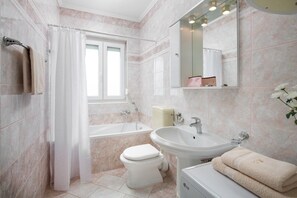 Bathtub, free toiletries, hair dryer, towels