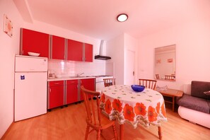 Réfrigérateur, four, plaque de cuisson, cafetière/bouilloire