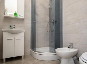 Shower, towels - Apartments Melita - Two Bedroom Apartment with Terrace and Sea View (Zadar)