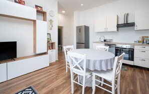 Dining - Apartments Melita - Two Bedroom Apartment with Terrace and Sea View (Zadar)