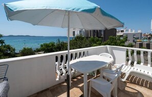 Outdoor dining - Apartments Melita - Two Bedroom Apartment with Terrace and Sea View (Zadar)