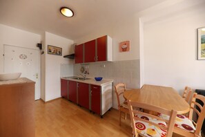 Refrigerador, microondas, horno y cafetera y tetera