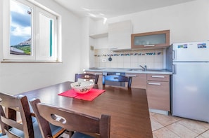 Fridge, stovetop, dishwasher, cookware/dishes/utensils