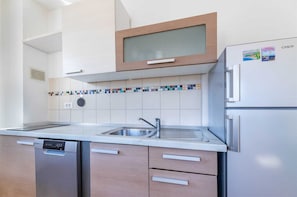 Fridge, stovetop, dishwasher, cookware/dishes/utensils