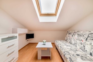 TV - Nikolina Bon Bon Happy Stay Center – Studio with Terrace & Sea view (Baška)