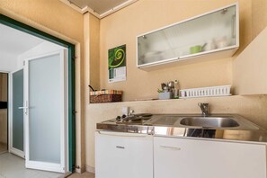 Fridge, stovetop, cookware/dishes/utensils - Nikolina Bon Bon Happy Stay Center – Studio with Terrace & Sea view (Baška)
