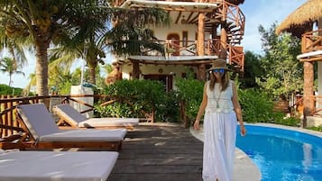 Hồ bơi ngoài trời