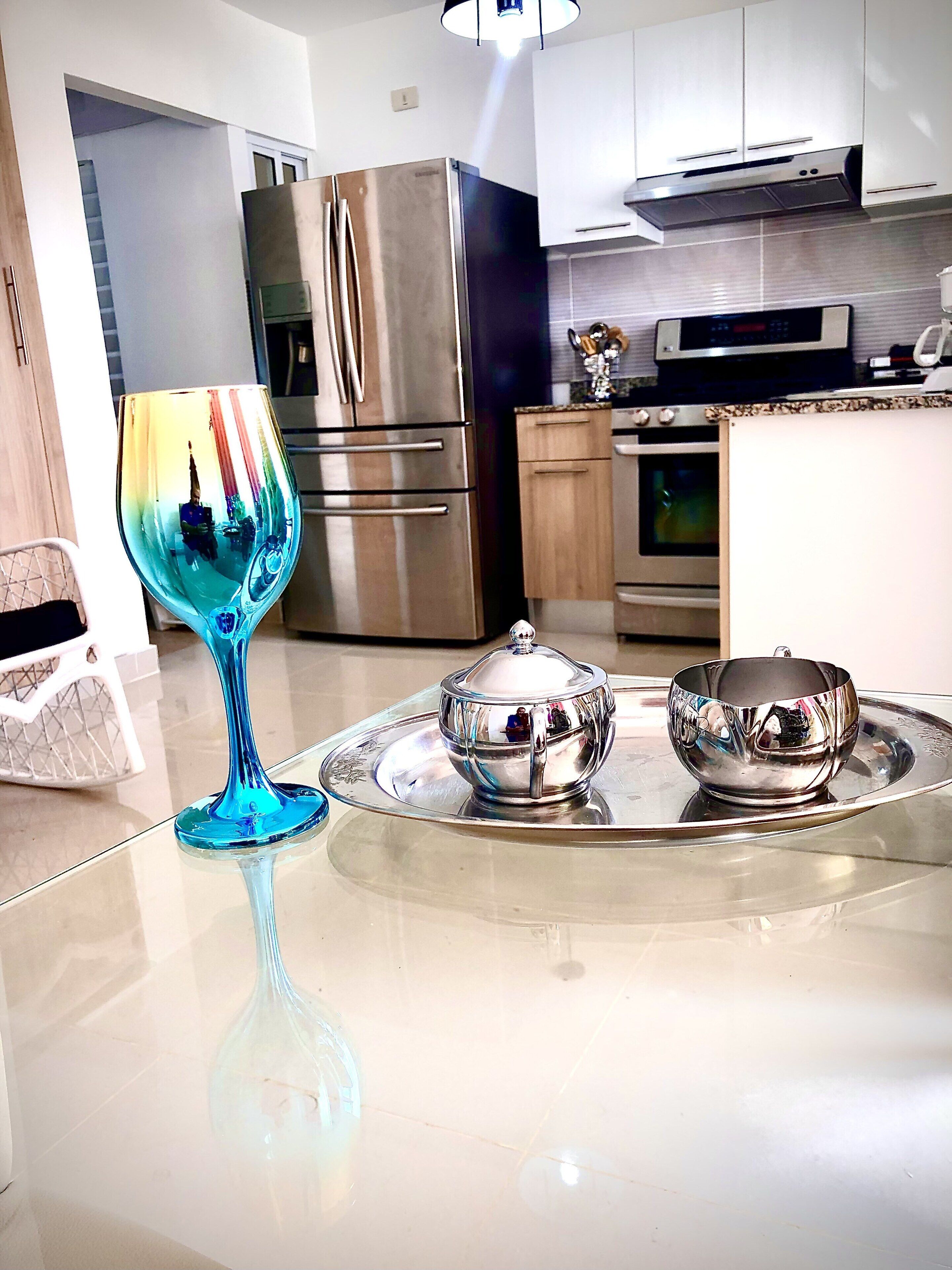 Mikrowelle, Ofen, Herdplatte, Wasserkocher mit Kaffee-/Teezubehör