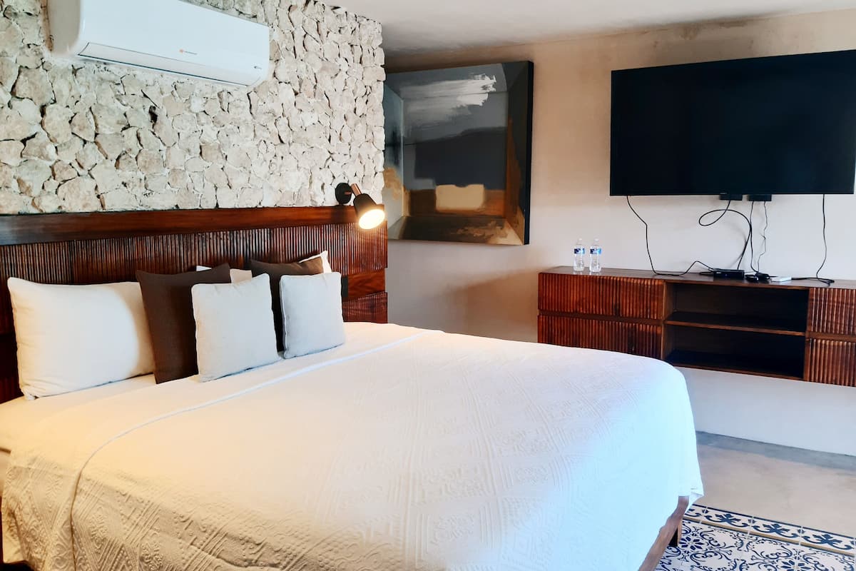 Junior Room, Private Bathroom, City View | Premium bedding, Select Comfort beds, free WiFi, bed sheets