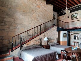 Caja de seguridad en la habitación y ropa de cama 