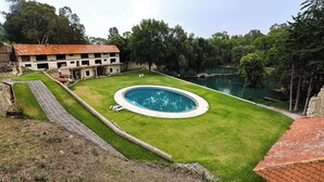 Kolam renang outdoor, dengan kursi berjemur