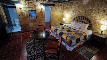 Junior Room | In-room safe, bed sheets