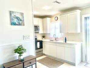 Mikrowelle, Ofen, Herdplatte, Wasserkocher mit Kaffee-/Teezubehör