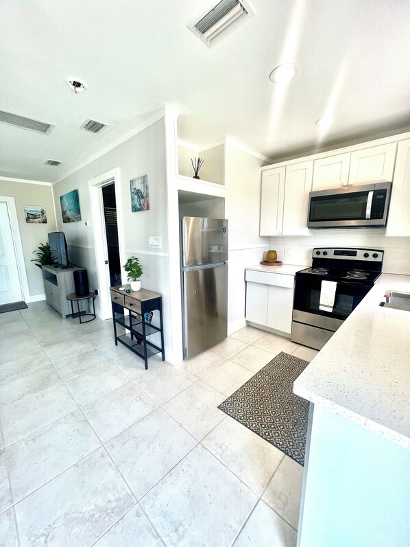 Fridge, microwave, oven, stovetop - Available weekly or monthly or annually. 🏝️🐬 (Matlacha)