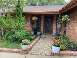 Exterior detail - Serene House with Charm on Golfcourse! (Bryan)