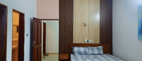 2 habitaciones, tabla de planchar con plancha y cuna de viaje
