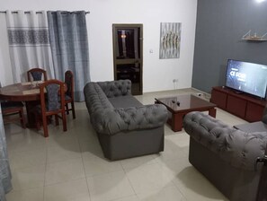 Smart TV - 5 min walk from fidjrossè beach, ideal apartment for families (Cotonou)