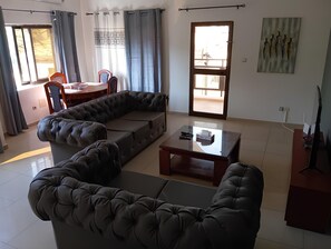 Smart TV - 5 min walk from fidjrossè beach, ideal apartment for families (Cotonou)