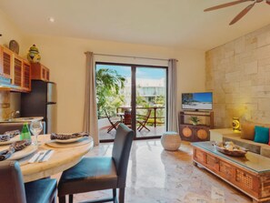 Een flatscreentelevisie