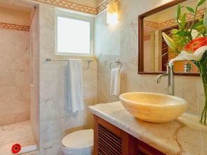 Douche, sĂšche-cheveux, serviettes fournies, savon