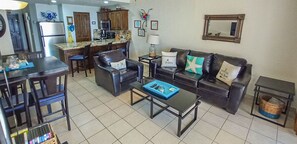 Apartment | Wohnzimmer | 32-Zoll-Fernseher mit Kabelempfang