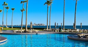 Außenpool, geöffnet von 09:00 Uhr bis 22:00 Uhr, Sonnenschirme