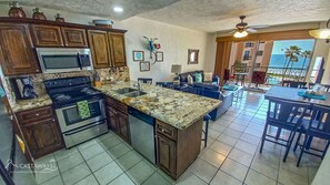 Condo | Cozinha americana privada | Geladeira grande, micro-ondas, fogão, cooktop