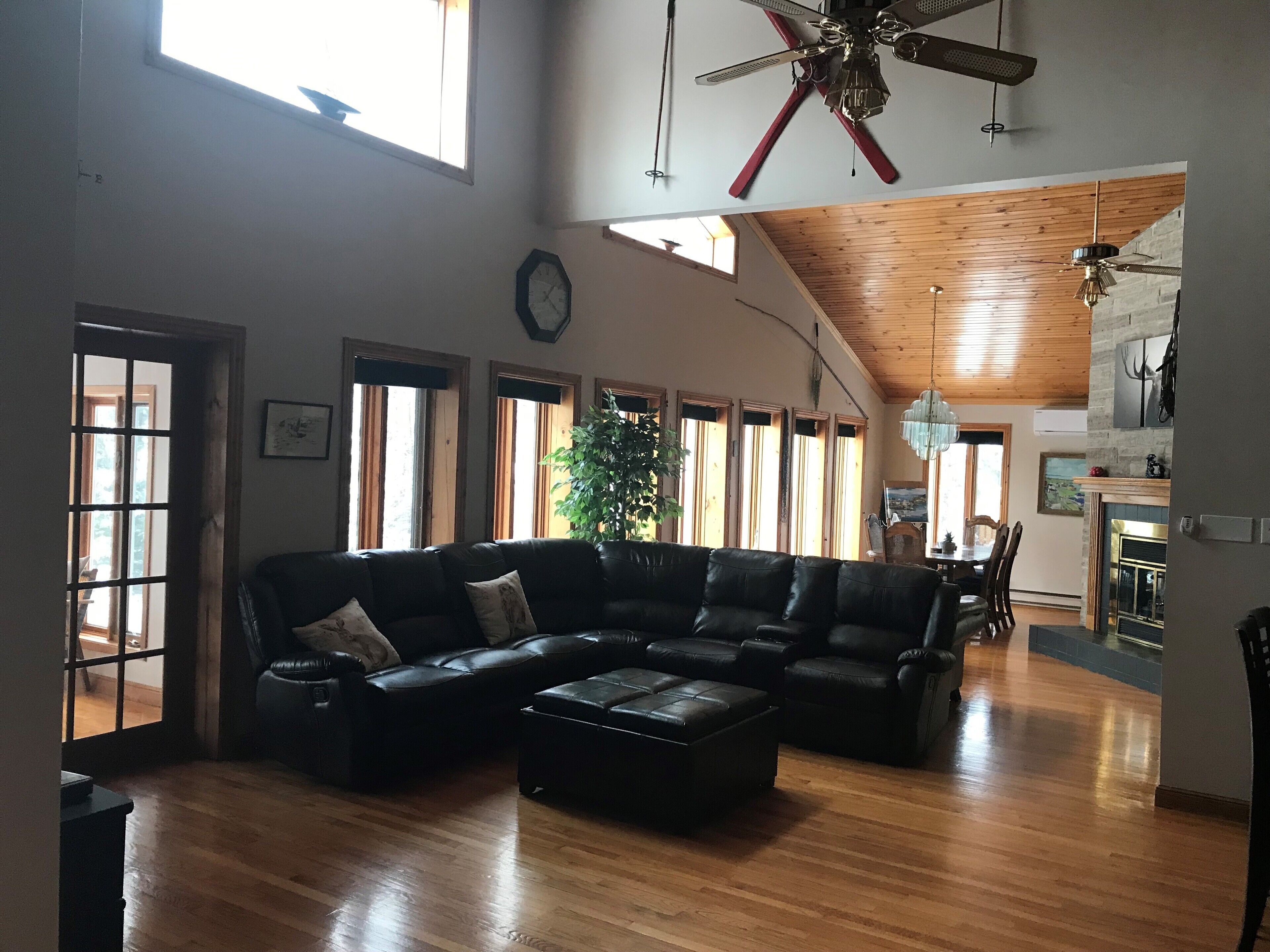 Spacious Vacation Home - 5 min to Terra Nova National Park