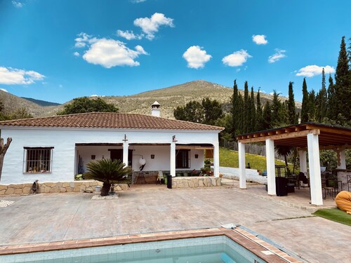 Village comforts, countryside feel - Villa with 2 terraces, bar, pool and garden