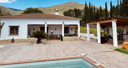 Village comforts, countryside feel - Villa with 2 terraces, bar, pool and garden