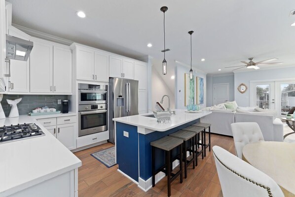 Refrigerador, microondas, horno y parrilla de estufa 