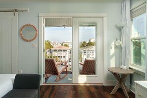 3 habitaciones, tabla de planchar con plancha y cuna de viaje 