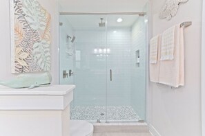 Combined shower/bathtub, hair dryer, towels - Oceanwalk 1 | Coastal Retreat Steps to Beach (Jacksonville Beach)