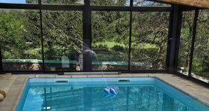 Lovely unfenced single-storey house with unheated covered swimming pool