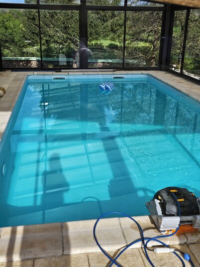 Lovely unfenced single-storey house with unheated covered swimming pool 