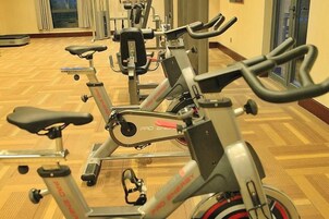 Varias bicicletas estáticas en una sala con piso estampado.