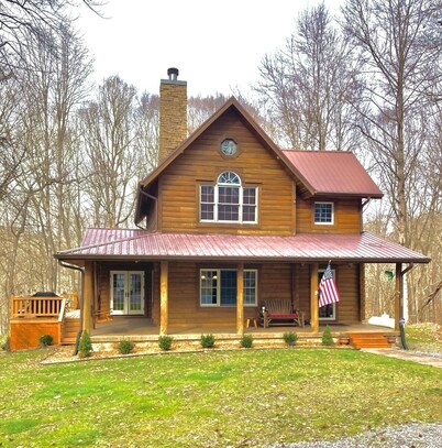 Cozy lakehouse retreat w/kayaks, high speed Wi-Fi, and pet friendly!