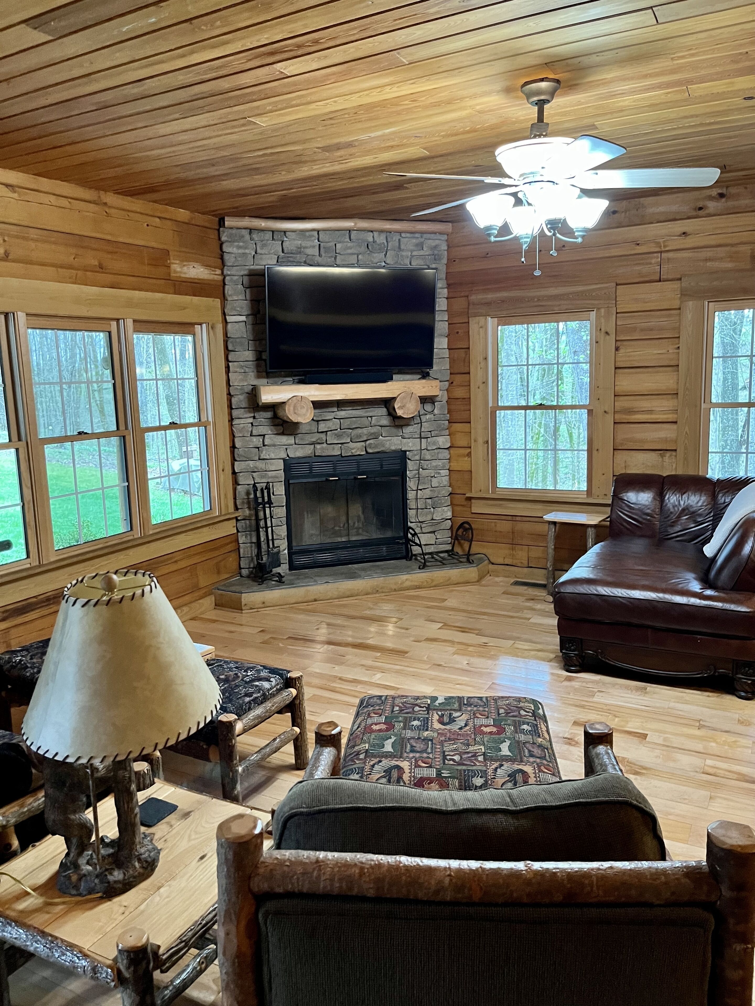 Cozy lakehouse retreat w/kayaks, high speed Wi-Fi, and pet friendly!
