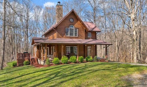 Cozy lakehouse retreat w/kayaks, high speed Wi-Fi, and pet friendly!
