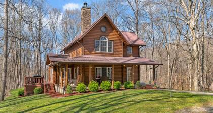 Cozy lakehouse retreat w/kayaks, high speed Wi-Fi, and pet friendly!