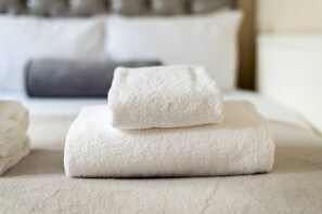 Badewanne, Haartrockner, Handtücher