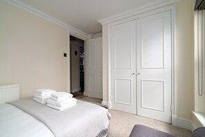 3 bedrooms, desk, iron/ironing board, internet