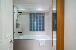 Baignoire, sèche-cheveux, serviettes fournies